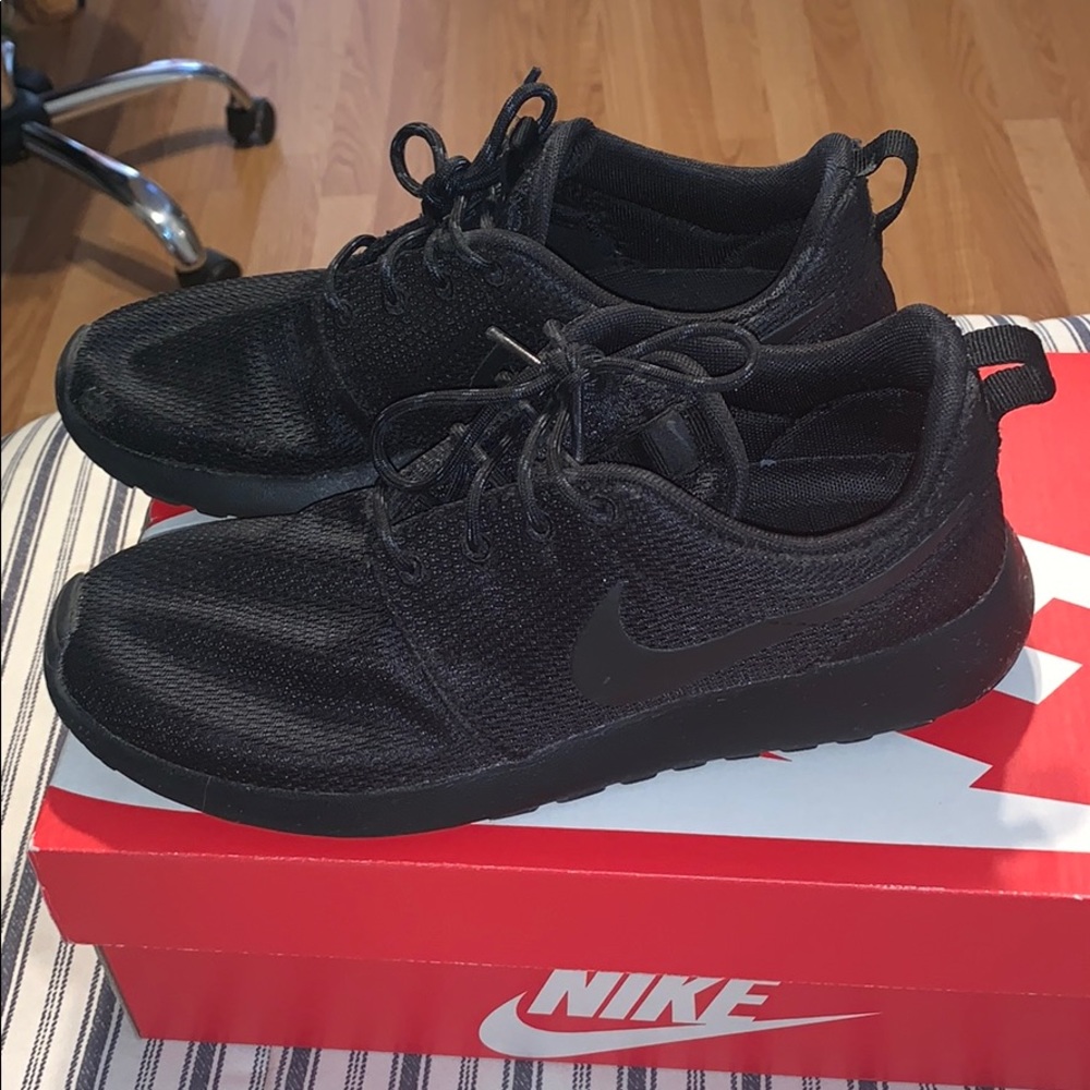 Black nike roshes